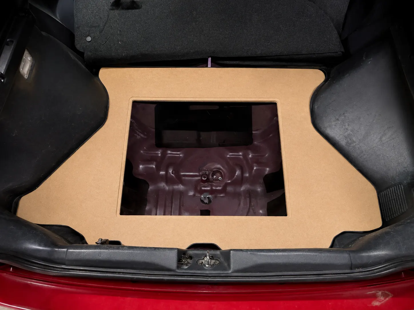 Boot floor installed, spare-wheel hatch open